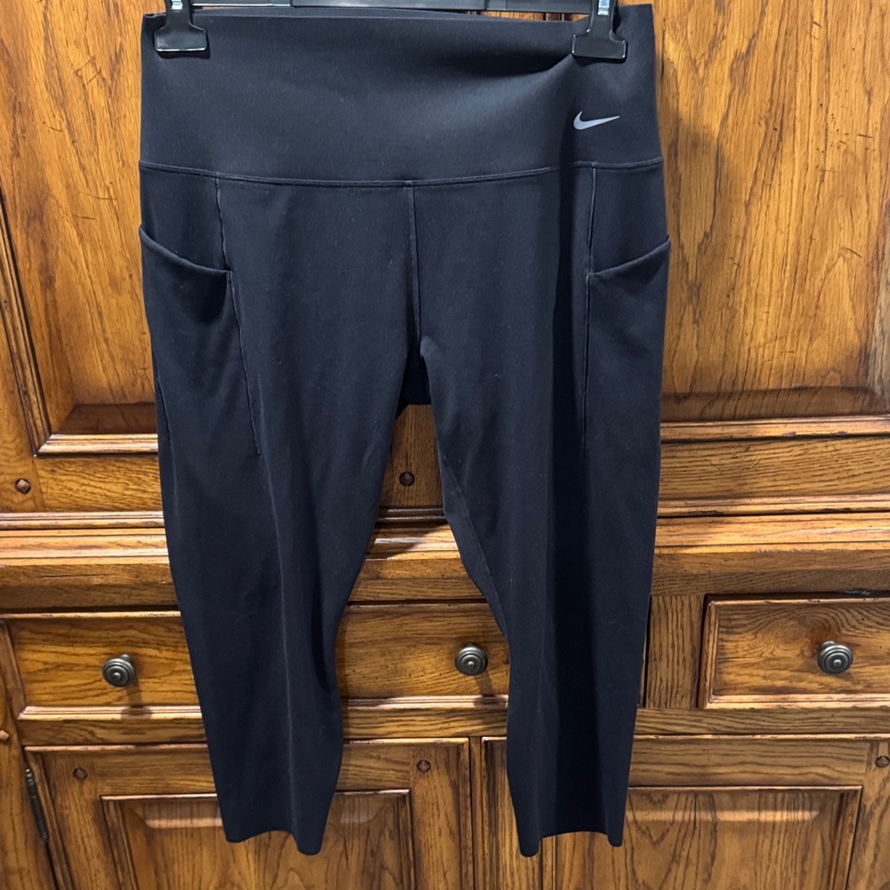 Nike Black Cropped Leggings with Pockets EUC